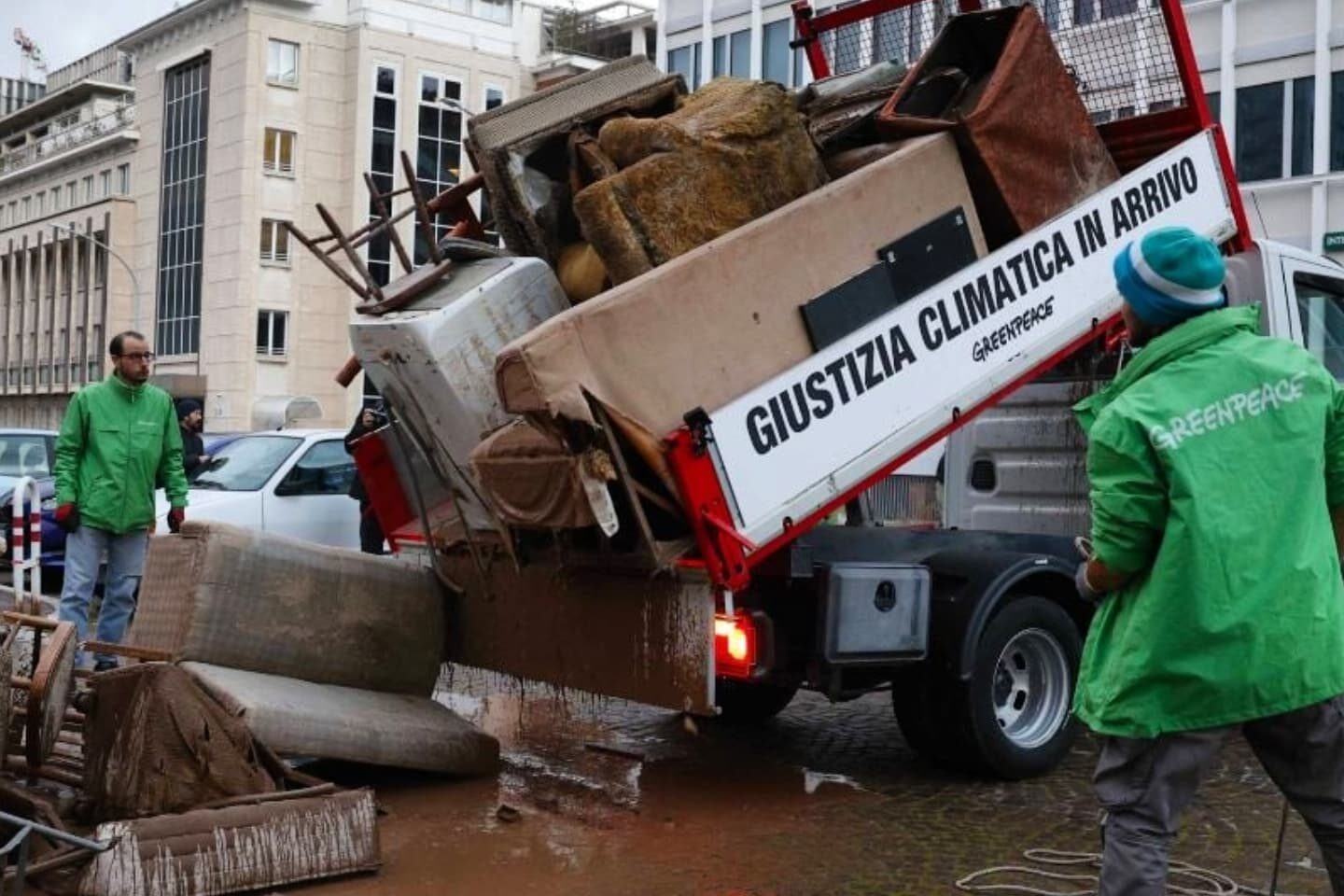Greenpeace non ci sta e accusa Eni:”Chi rompe paga”